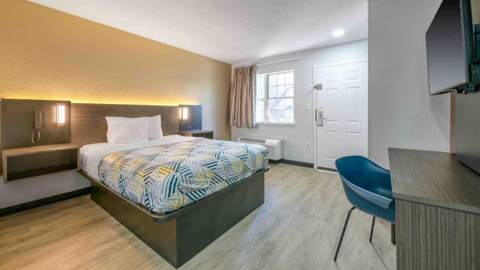 1 Queen Bed | ADA/RI Shower/Non-Smoking