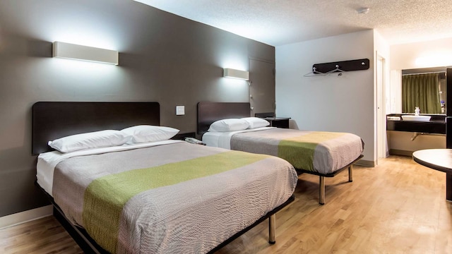 2 FULL BEDS | MOBIL ACCESS TUB NSMK MICFRIDG