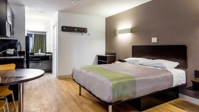 1 QUEEN BED | NON-SMOKING, KITCHEN