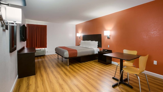 1 King Bed | Smoking