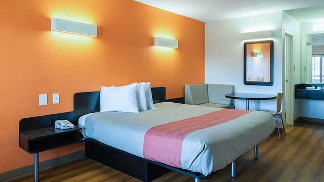 1 King Bed | ADA/RI Shower/Premium/Micfridge