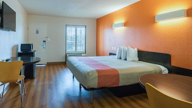 1 King Bed | Non-Smoking