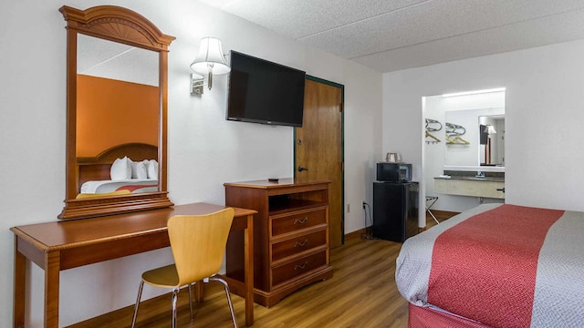 1 KING BED | MOBILITY ACCESS RI SHWR NSMK