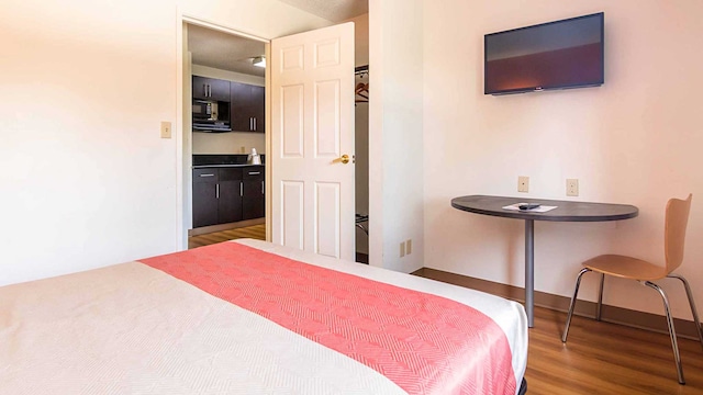 1 QUEEN BED | NON-SMOKING, KITCHEN