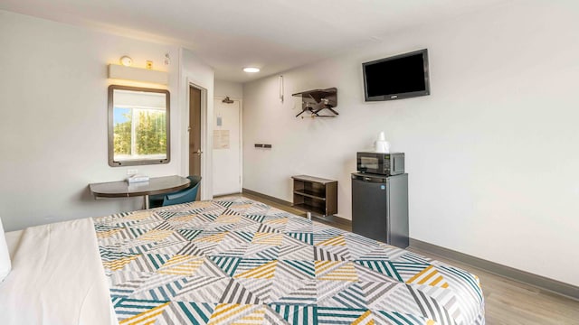 1 King Bed | Smoking