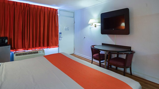 1 King Bed | Non-Smoking