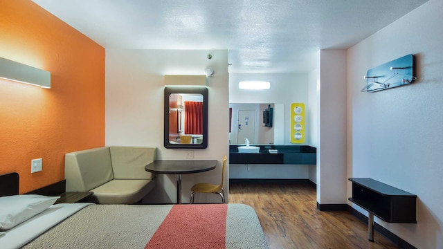 1 KING BED | NON-SMOKING