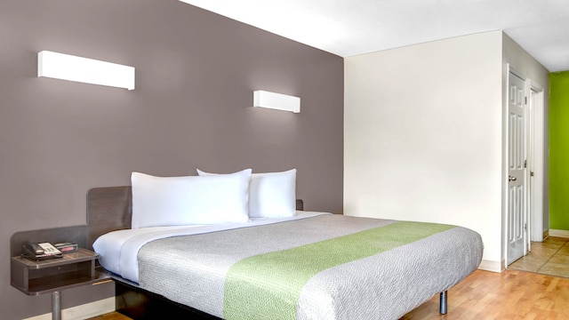 1 KING BED | NON-SMOKING