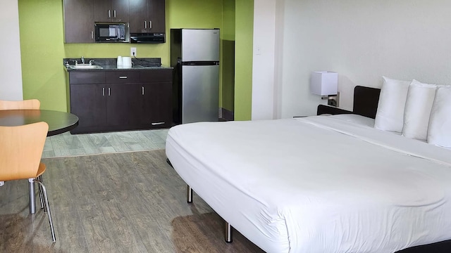 1 King Bed | Non-Smoking, Micfridge