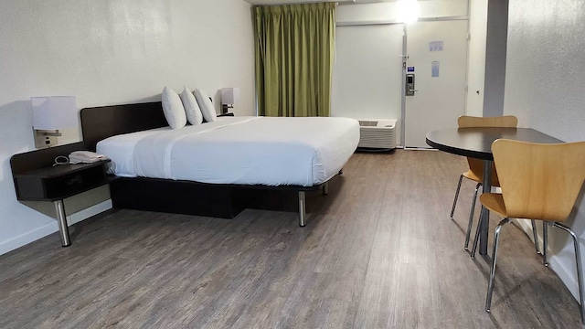 1 King Bed | Mob Acc RI Shwr Nsmk Micfridg