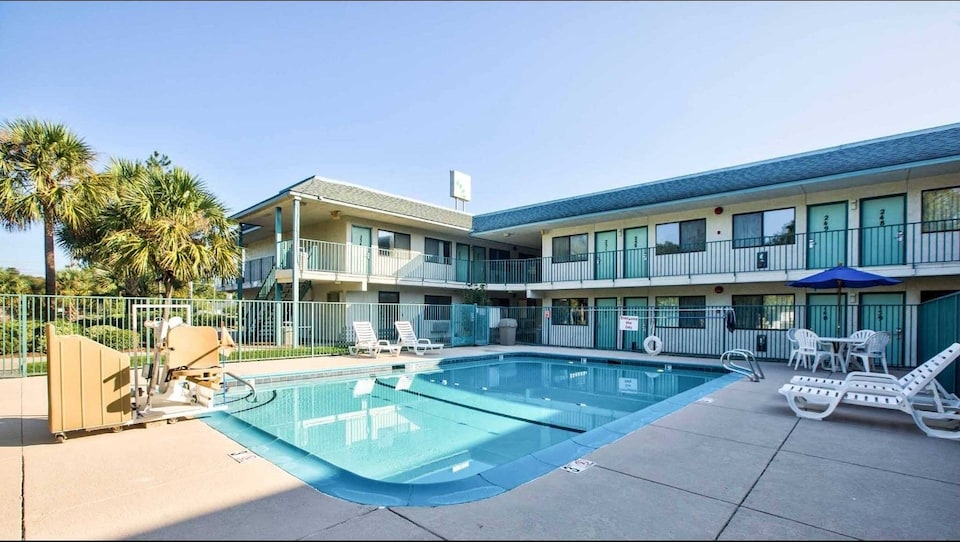 Motel 6 Valdosta, GA - University, C31601-2, Valdosta GA