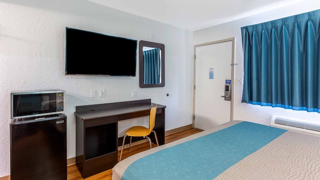 1 King Bed | Non-Smoking, Micfridge