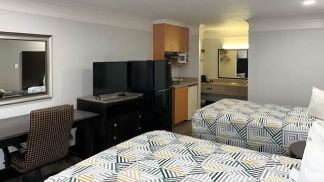 2 Queen Beds | Non-Smoking, Kitchen