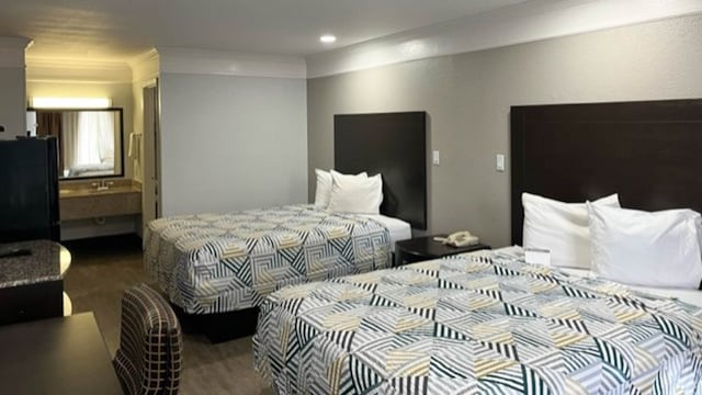 2 Queen Beds | Smoking, Micfridge