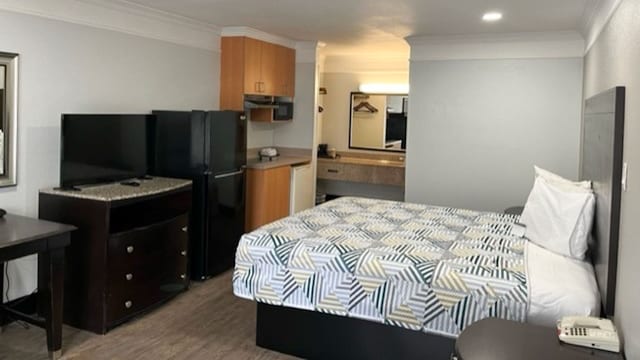 1 King Bed | Smoking, Kitchen