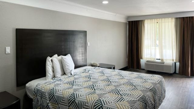 1 King Bed | Mobil Access Tub Nsmk Micfridg