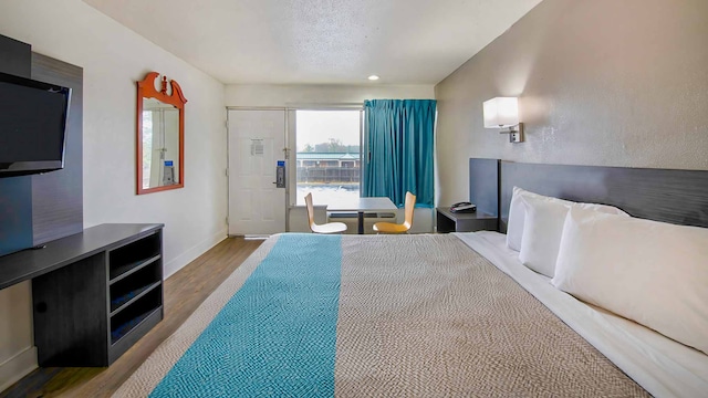 1 King Bed | Non-Smoking, Micfridge