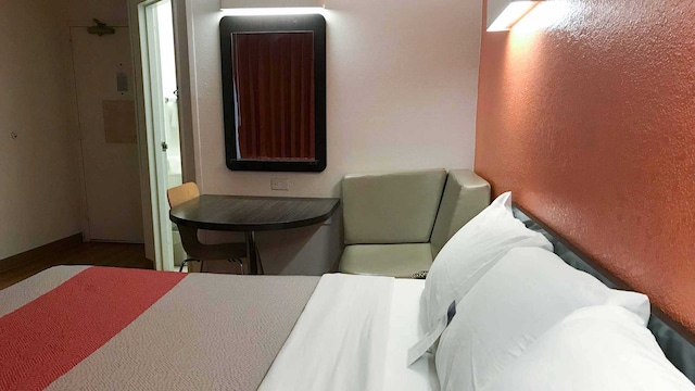 1 Queen Bed | Micfridge, Non-Smoking