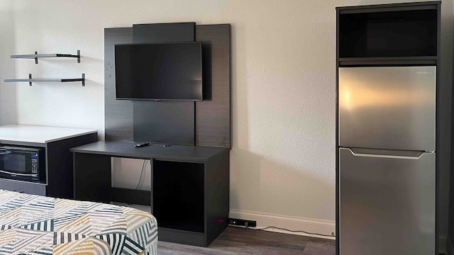 1 King Bed | Non-Smoking, Micfridge