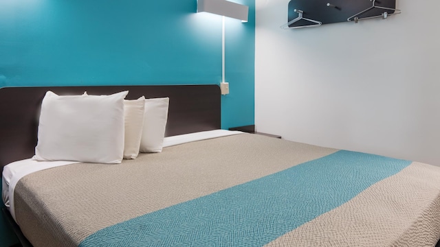 1 King Bed | Smoking