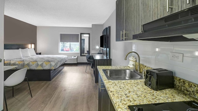 1 King Bed | Non-Smoking, Kitchen