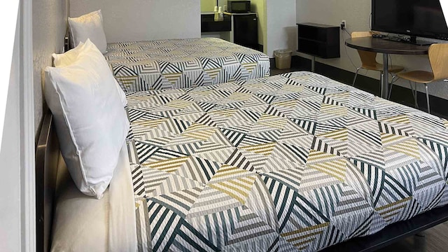 2 Queen Beds | Smoking