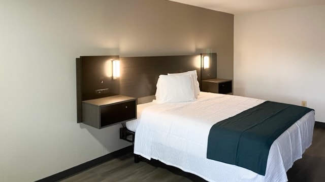 1 King Bed | Non-Smoking