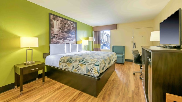 1 King Bed | Mob Acc RI Shwr Nsmk Micfridg