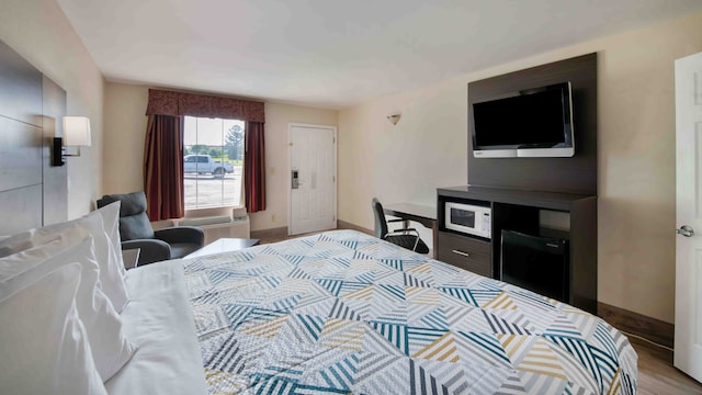 1 King Bed | Mobil Access Tub Nsmk Micfridg