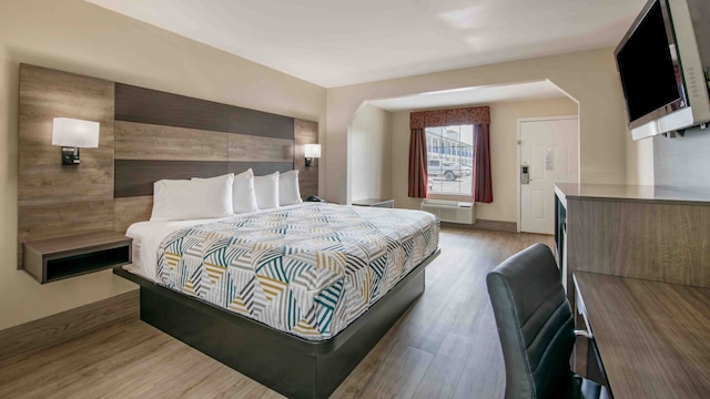 1 King Bed | Mob Acc RI Shwr Nsmk Micfridg