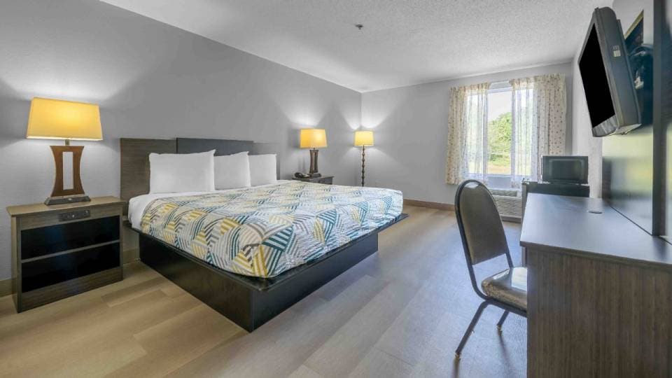 1 King Bed | Non-Smoking, Micfridge