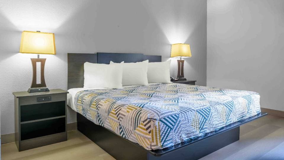 1 King Bed | Mob Acc RI Shwr Nsmk Micfridg