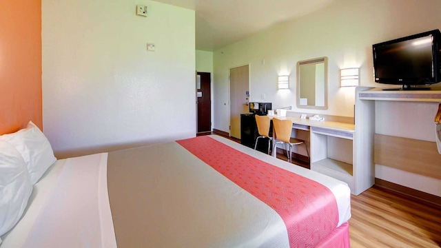 1 King Bed | Smoking