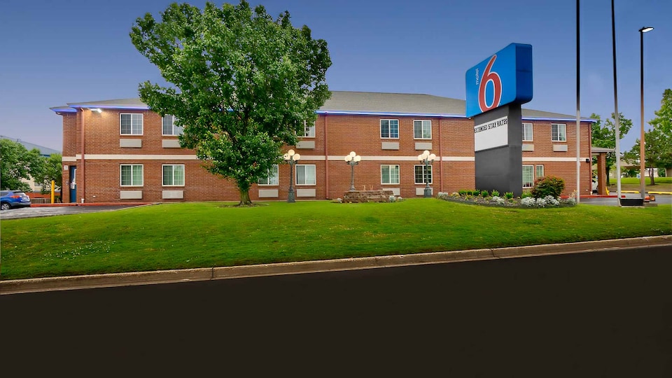 Motel 6 Tulsa, OK - Central, C74145, Tulsa