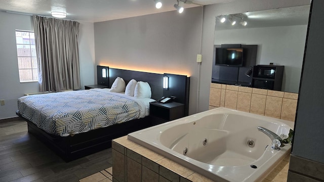 1 King Bed | Non-Smoking, Hot Tub, Micfridge