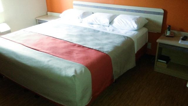 1 KING BED | MOBILITY ACCESSIBLE TUB, NSMK