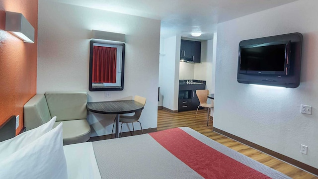 1 QUEEN BED | NON-SMOKING KITCHEN