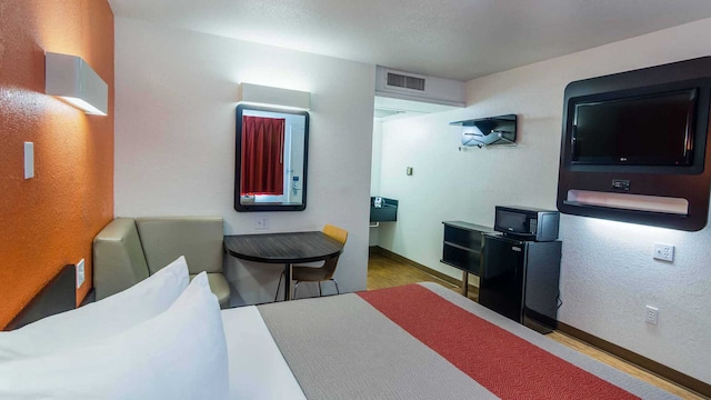 1 QUEEN BED | MOBILITY ACCESSIBLE TUB SMK