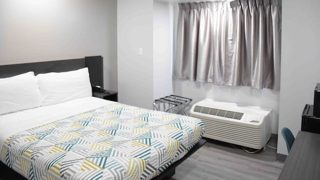 1 Queen Bed | Mobil Access Tub Nsmk Micfridg