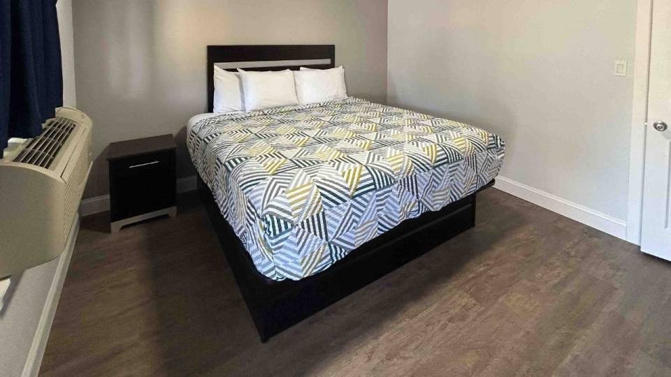 1 King Bed | Non-Smoking, Micfridge