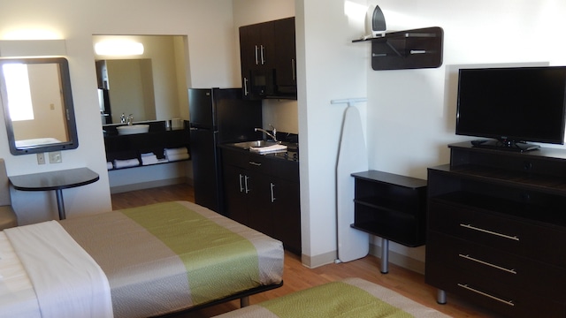 2 Queen Beds | Non-Smoking, Kitchen 