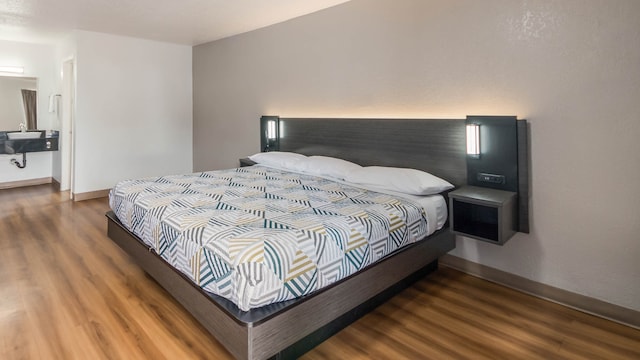 1 King Bed | Smoking, Kitchen