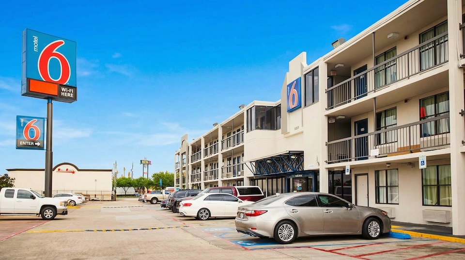 Studio 6 Houston, TX - Medical Center NRG Stadium, C77025, Houston