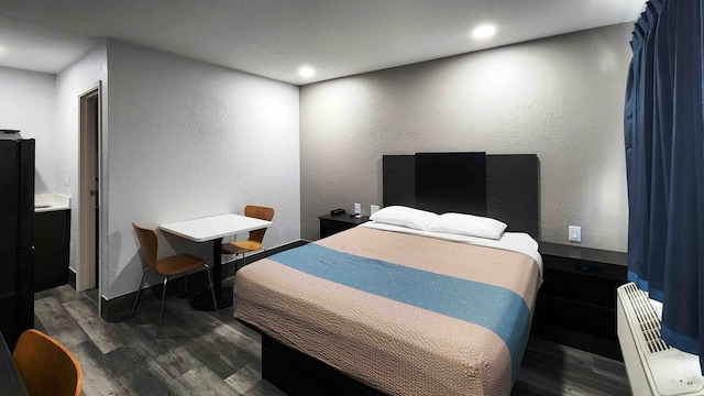 1 Queen Bed | Mobil Access Tub Ste Smk Ktchn