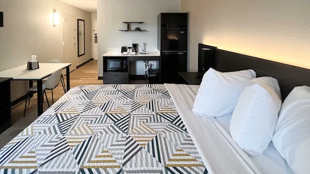 1 King Bed | Non-Smoking, Kitchen