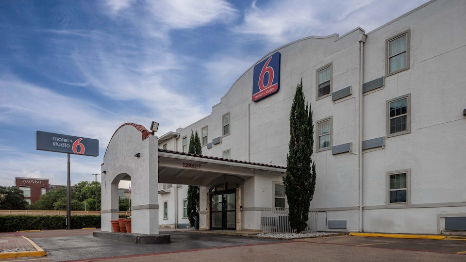 Motel 6 Dallas, TX - Downtown, C75204, Dallas