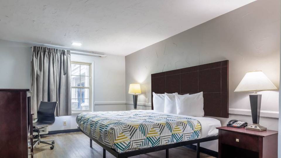 1 King Bed | Non-Smoking