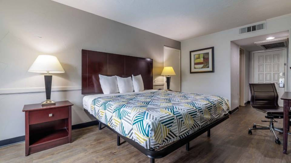 1 King Bed | Mobility Accessible RI Shower Nsmk