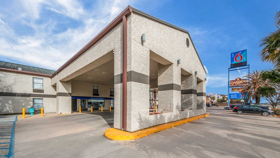 Motel 6 Laredo, TX - North I-35, Laredo, Laredo
