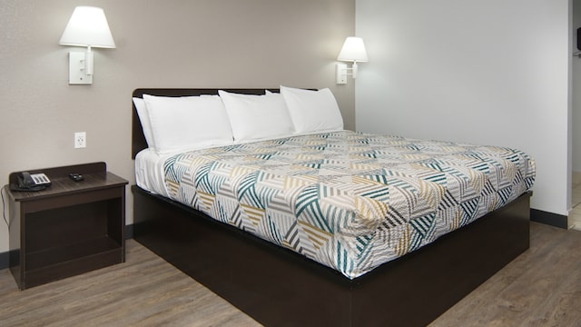 1 KING BED | NON-SMOKING